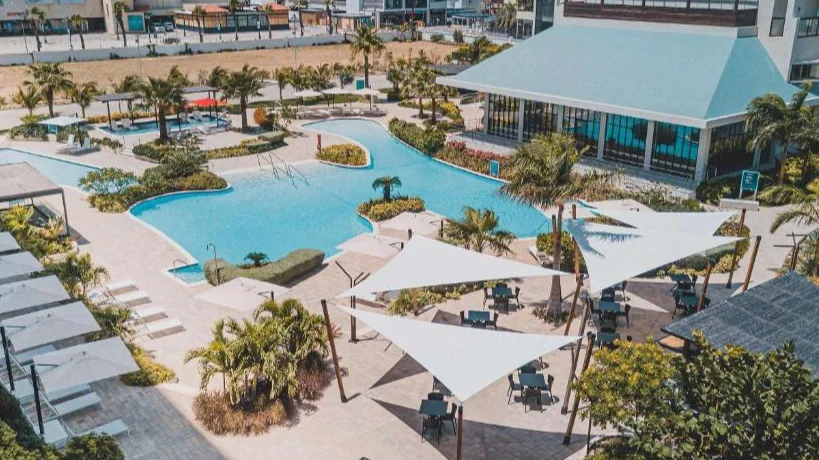Radisson Blu Aruba | zwembad met ligbedden